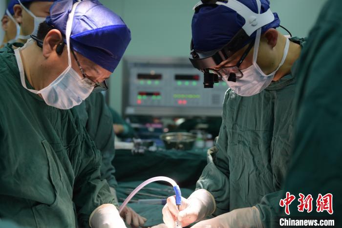武漢專家完成異體小腸移植術 患者獲生機